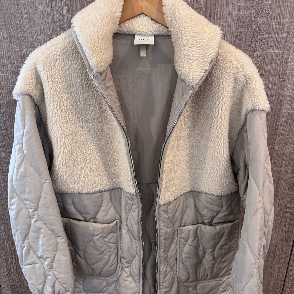 VARLEY Derry Quilt Sherpa Jacket in Dove & Sandshell
